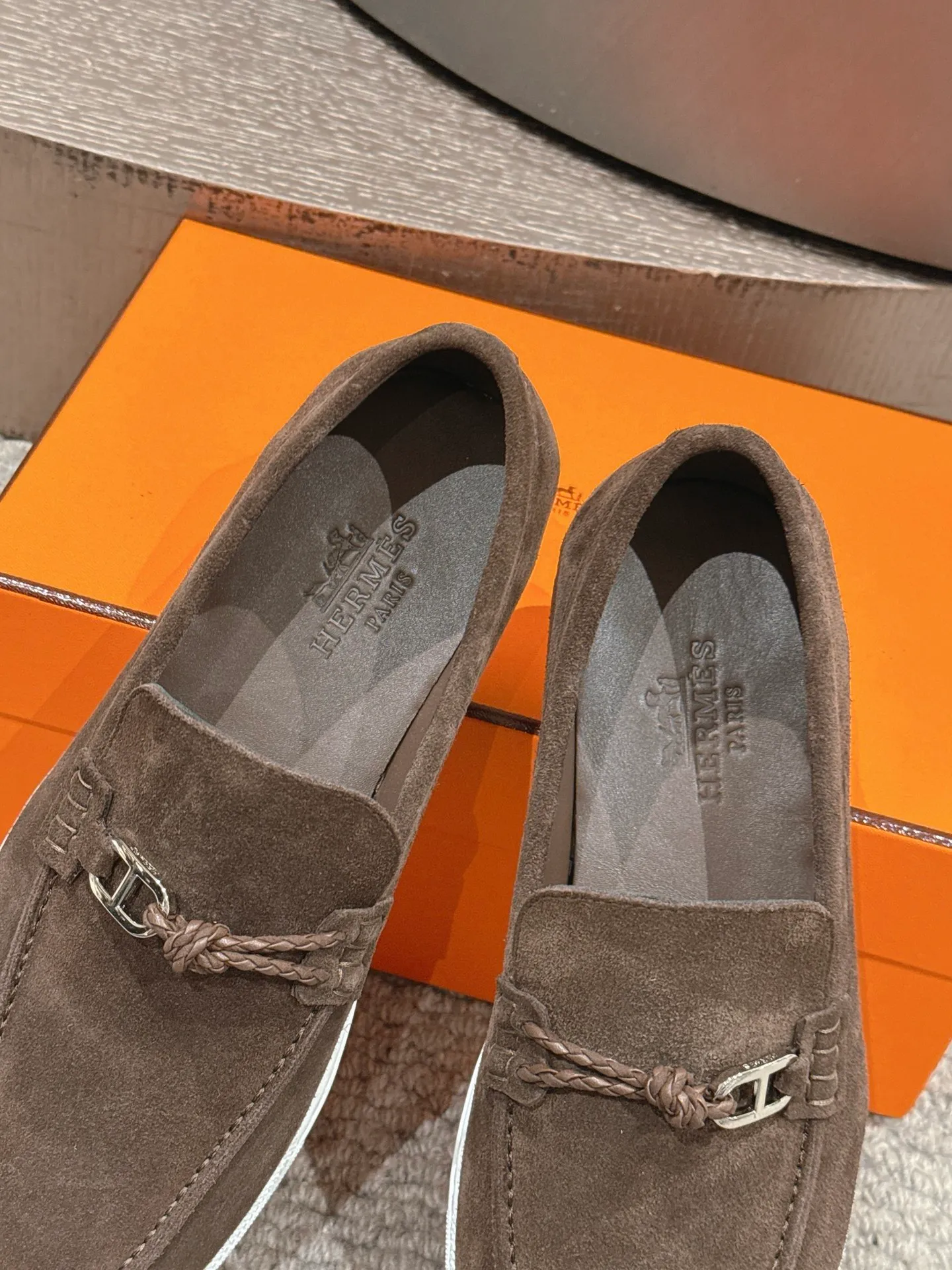 【ΗERMES】 P:540💰 Size: 39-45 (45.46. Customized) Hermes Men's Slip-on Loafers Lgnacio Series Couple's Loafers Casual Sports Shoes Original Purchase Development Made Goods This calfskin loafer is decorated with leather braiding and "Chaine d'Ancre" buckle. Fashionable nautical style loafers, ideal for land and seaside. Exquisite packaging at the delivery counter 🛍📦 Fabric: Original customized imported first-layer cowhide/cow suede Lining: Imported soft cowhide lining Sole: Original molded non-slip TPU material Bottom thickness: 2CM